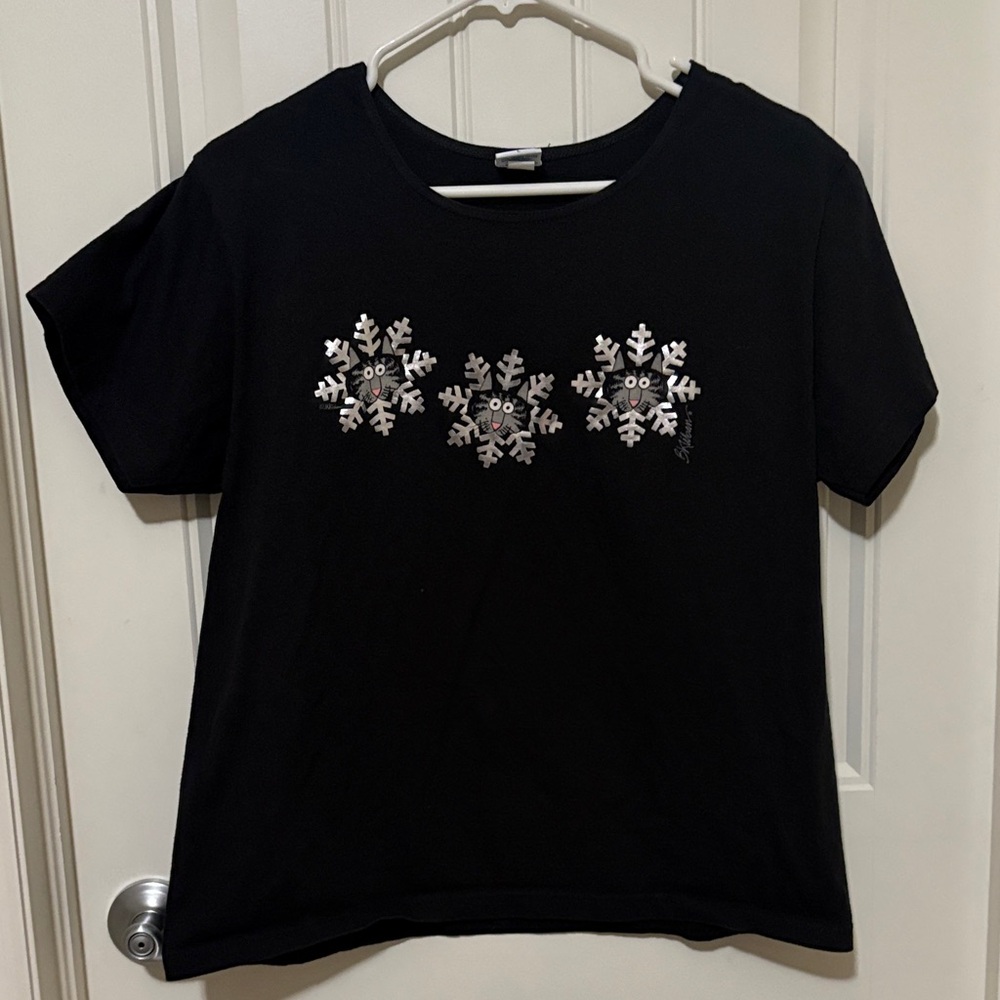 Crazy Shirts Vintage Black Women's Short-Sleeve Snowflake Embellished Tee